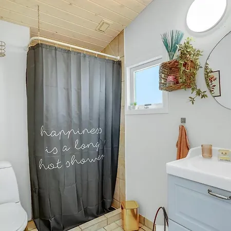 3 Bedroom Cozy In Holiday home