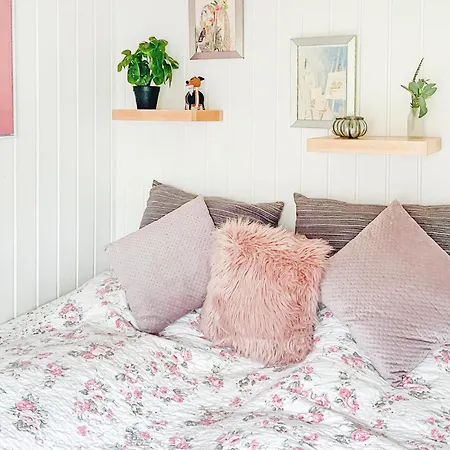 3 Bedroom Cozy In *